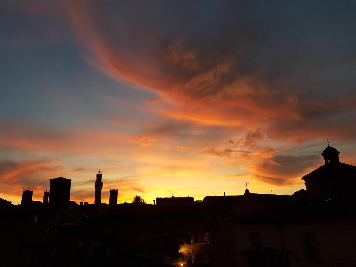 Un Terrazzo Sulla Magia Apartment Siena Bagian luar foto