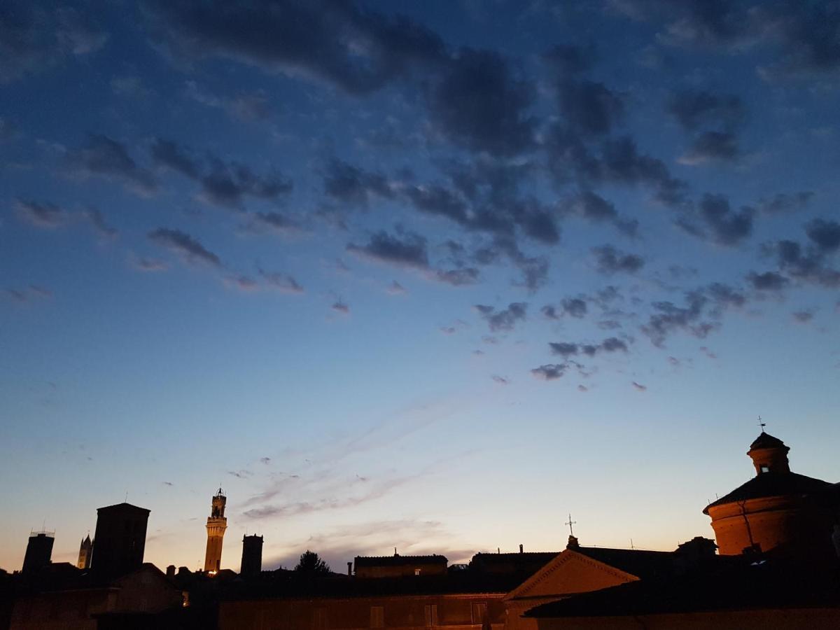 Un Terrazzo Sulla Magia Apartment Siena Bagian luar foto