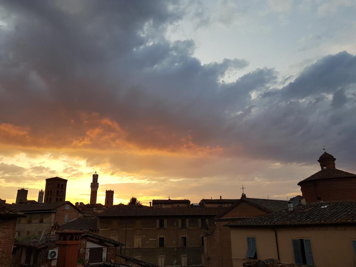 Un Terrazzo Sulla Magia Apartment Siena Bagian luar foto